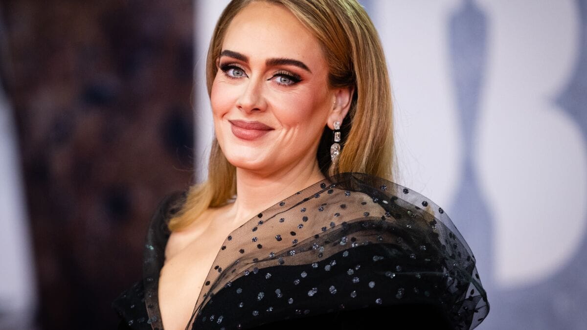 Voici comment reproduire le trait d'eyeliner mythique d'Adele grâce à ces trois produits